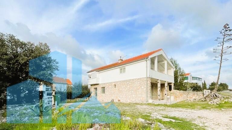 Kuća: Zadar, Zaton - Prodaje se kuća s 3 apartmana u blizini pješčane plaže